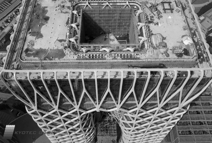 Vue plongeante sur le chantier du City of Dreams à Macao et son exosquelette métallique