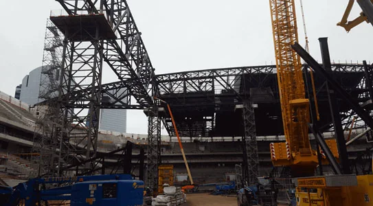 Montage de la charpente métallique du stade Arena à Nanterre