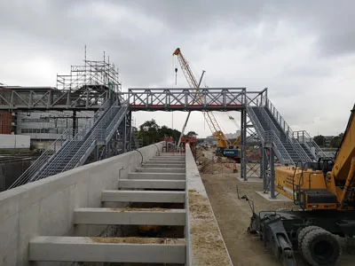 Passerelle métallique Sanofi et ses escaliers pendant les travaux aux Ardoines
